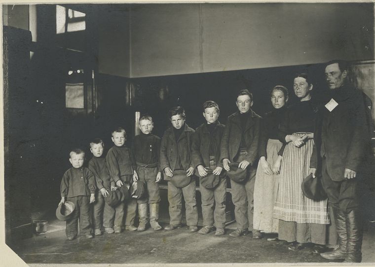 Familia con 8 hijos en Ellis Island