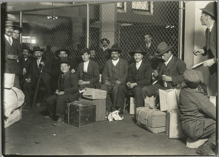 Grupo de inmigrantes esperando en Ellis Island