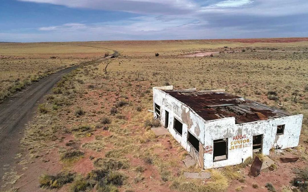 ARIZONA (1): Cruzando el Parque Nacional del Bosque Petrificado / El Painted Desert Trading Post. Km 2.744